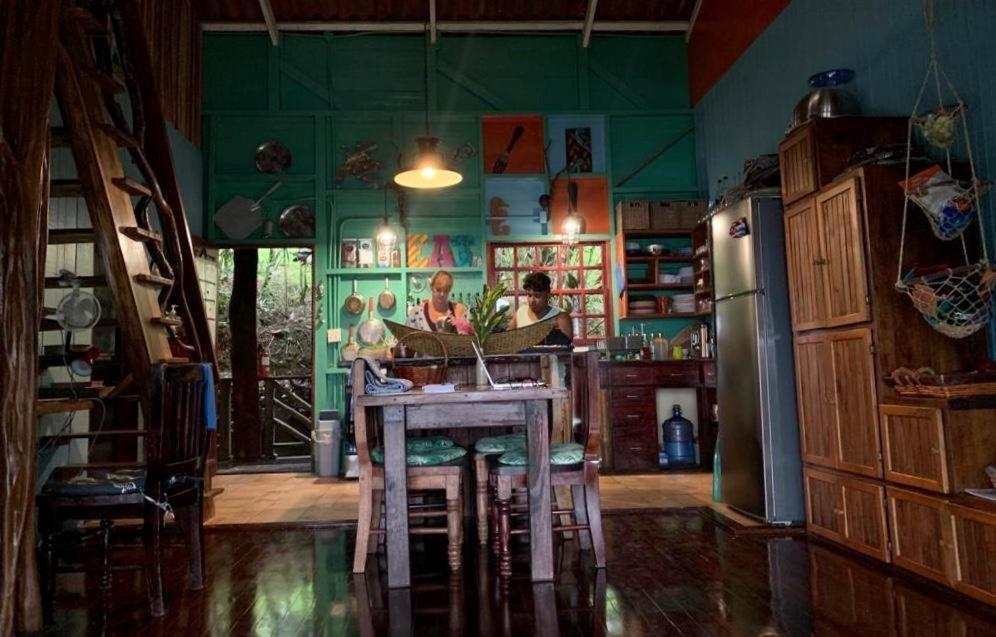 Dolphin Bay Hideaway Bed & Breakfast Bocas del Toro